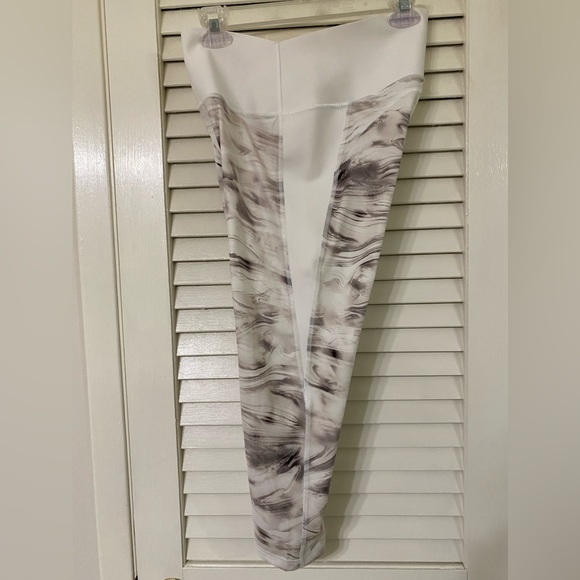 Gap Fit Leggings Cropped Length in Marble Swirl - Picture 4 of 6